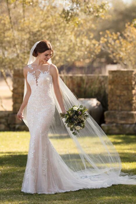 Rosafarbenes Brautkleid im Fit and Flare Schnitt mit Spitze von Essense of Australia, Modell D2478