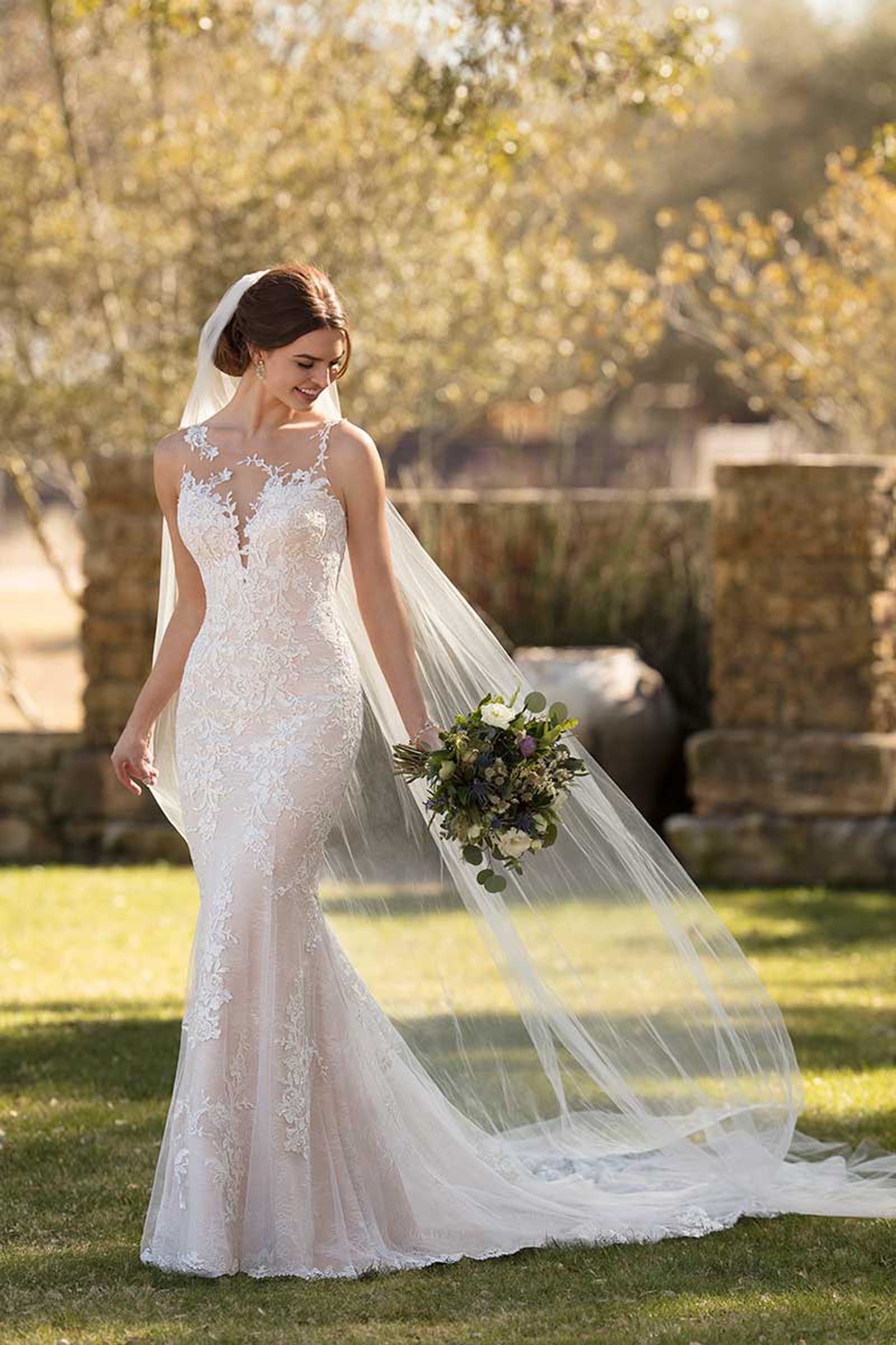 Rosafarbenes Brautkleid im Fit and Flare Schnitt mit Spitze von Essense of Australia, Modell D2478
