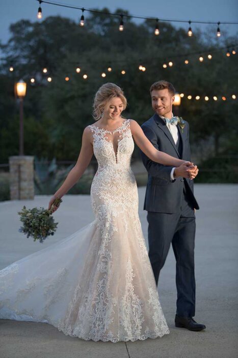 Rosafarbenes Brautkleid im Fit and Flare Schnitt mit Spitze und Tattoo Effekt von Essense of Australia, Modell D2548