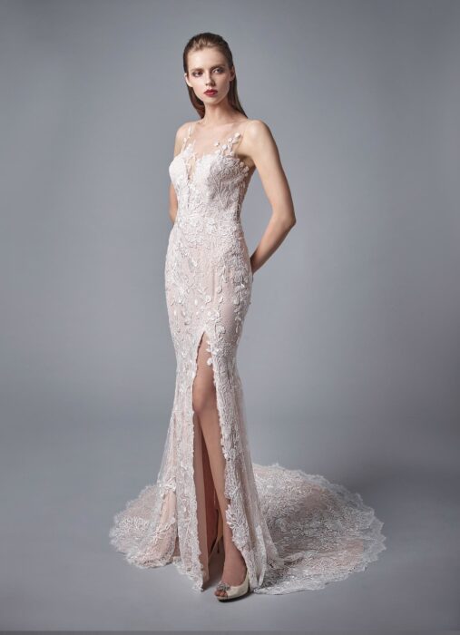 Rosafarbenes Brautkleid im Fit-and-Flare-Schnitt mit cremefarbener Spitze, Tattoo-Effekt, Beinschlitz und Schleppe von Enzoani, Modell Nixie