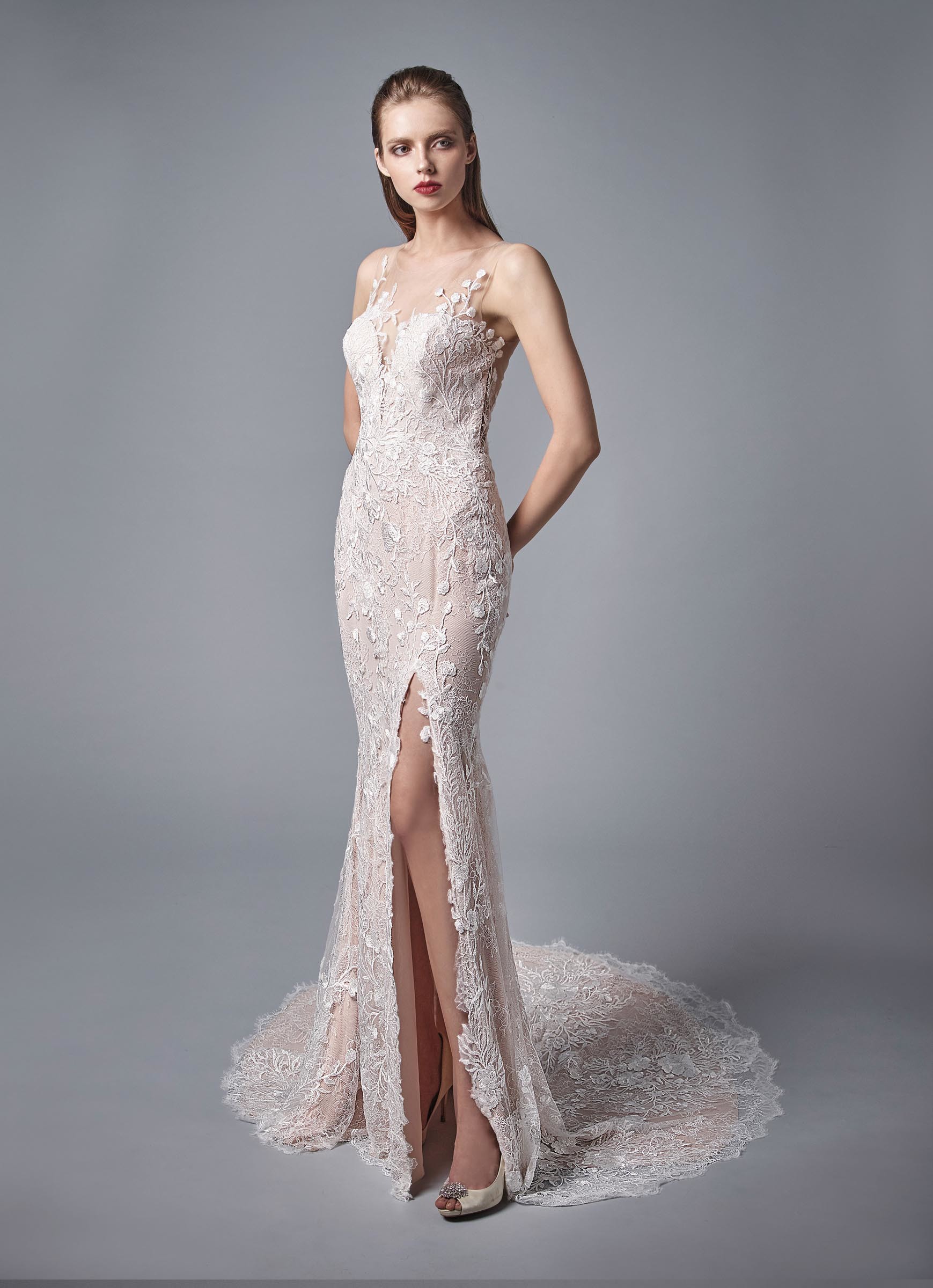 Rosafarbenes Brautkleid im Fit-and-Flare-Schnitt mit cremefarbener Spitze, Tattoo-Effekt, Beinschlitz und Schleppe von Enzoani, Modell Nixie