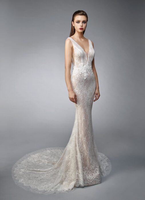 Rosafarbenes Brautkleid im Fit-and-Flare-Schnitt mit cremefarbener Spitze, tiefem V-Ausschnitt und Schleppe von Enzoani, Modell Nicky