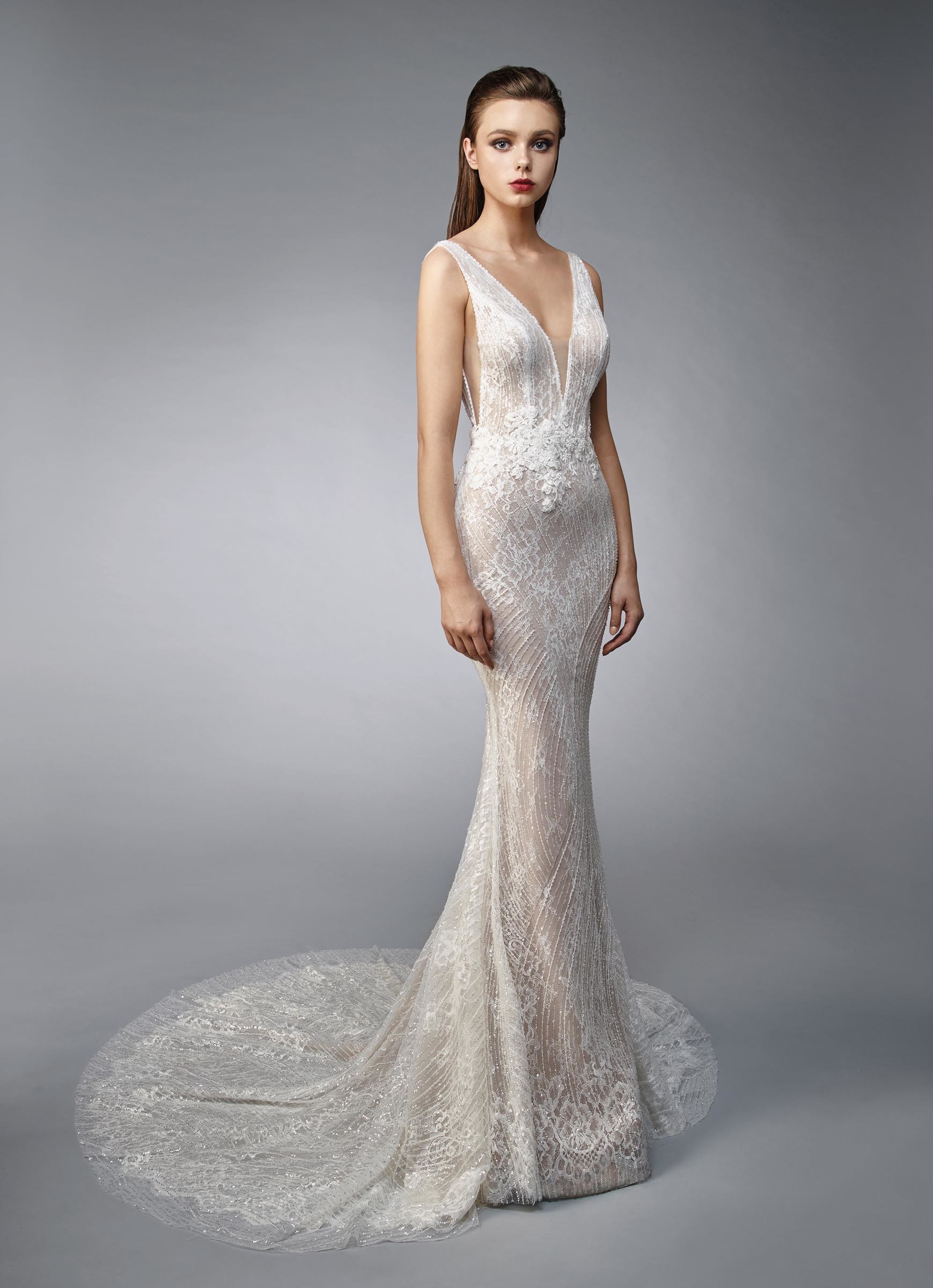 Rosafarbenes Brautkleid im Fit-and-Flare-Schnitt mit cremefarbener Spitze, tiefem V-Ausschnitt und Schleppe von Enzoani, Modell Nicky