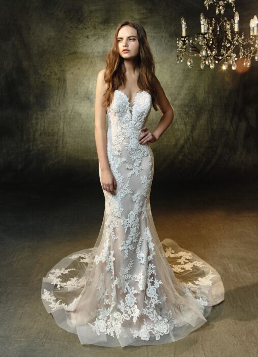 Rosafarbenes, trägerloses Fit and Flare-Brautkleid mit Spitze und Herzausschnitt von Blue by Enzoani, Modell Lyric