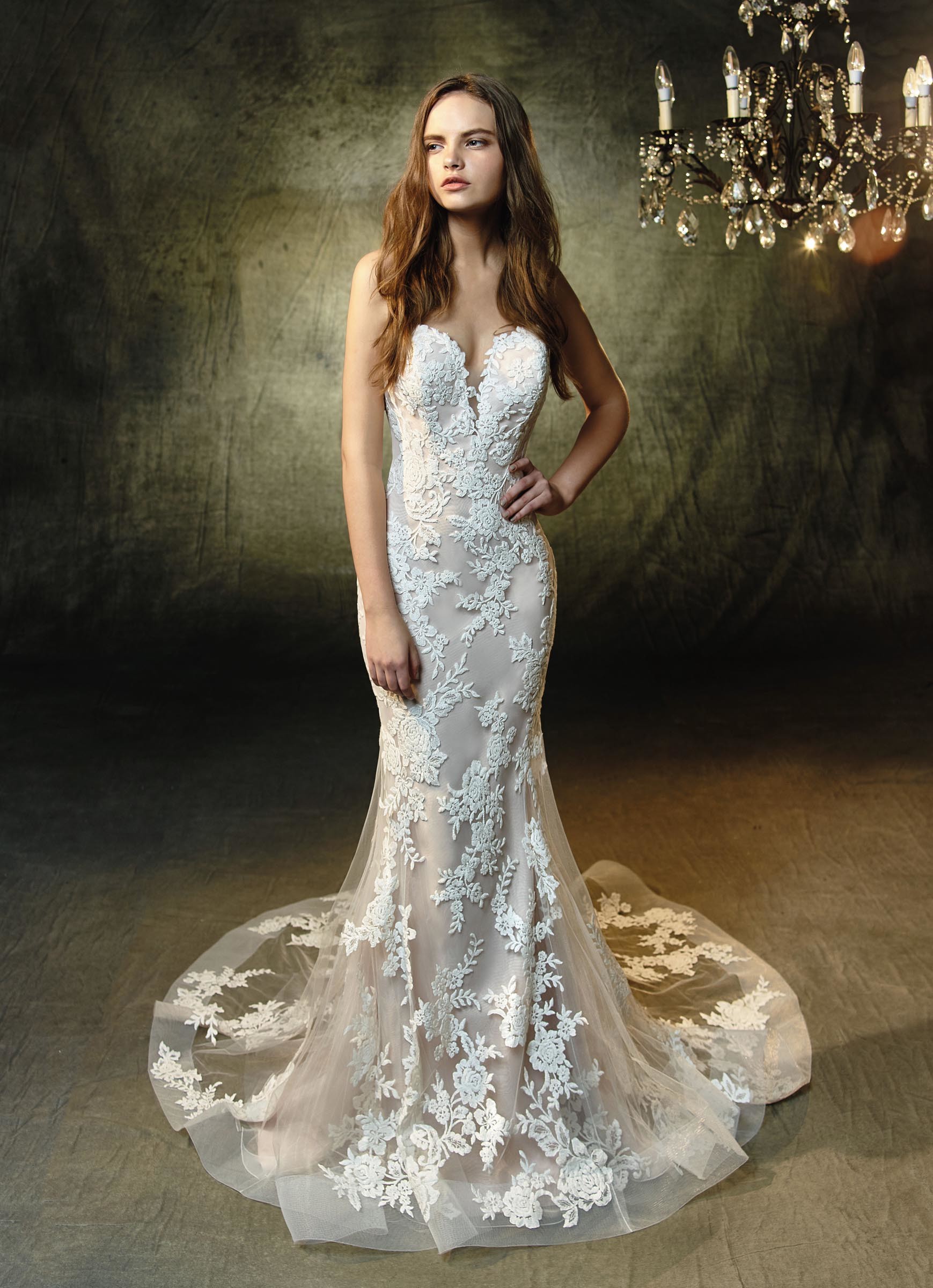 Rosafarbenes, trägerloses Fit and Flare-Brautkleid mit Spitze und Herzausschnitt von Blue by Enzoani, Modell Lyric