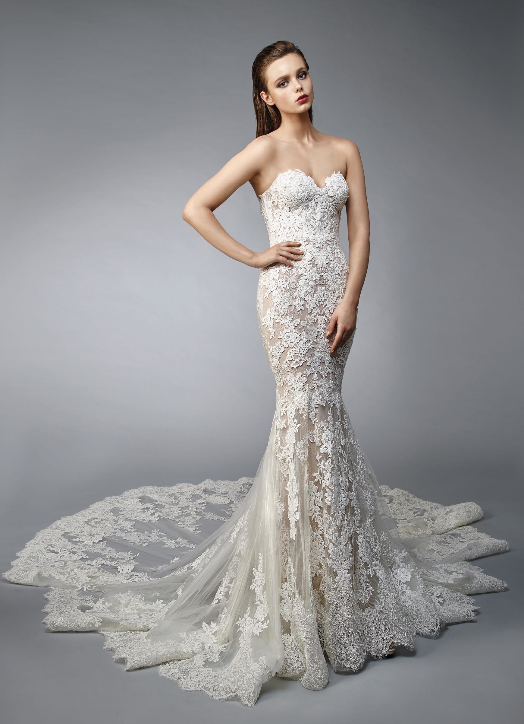 Trägerloses, rosafarbenes Brautkleid im Fit-and-Flare-Schnitt mit cremefarbener Spitze, Ausschnitt in Herzform und Schleppe von Enzoani, Modell Nolen