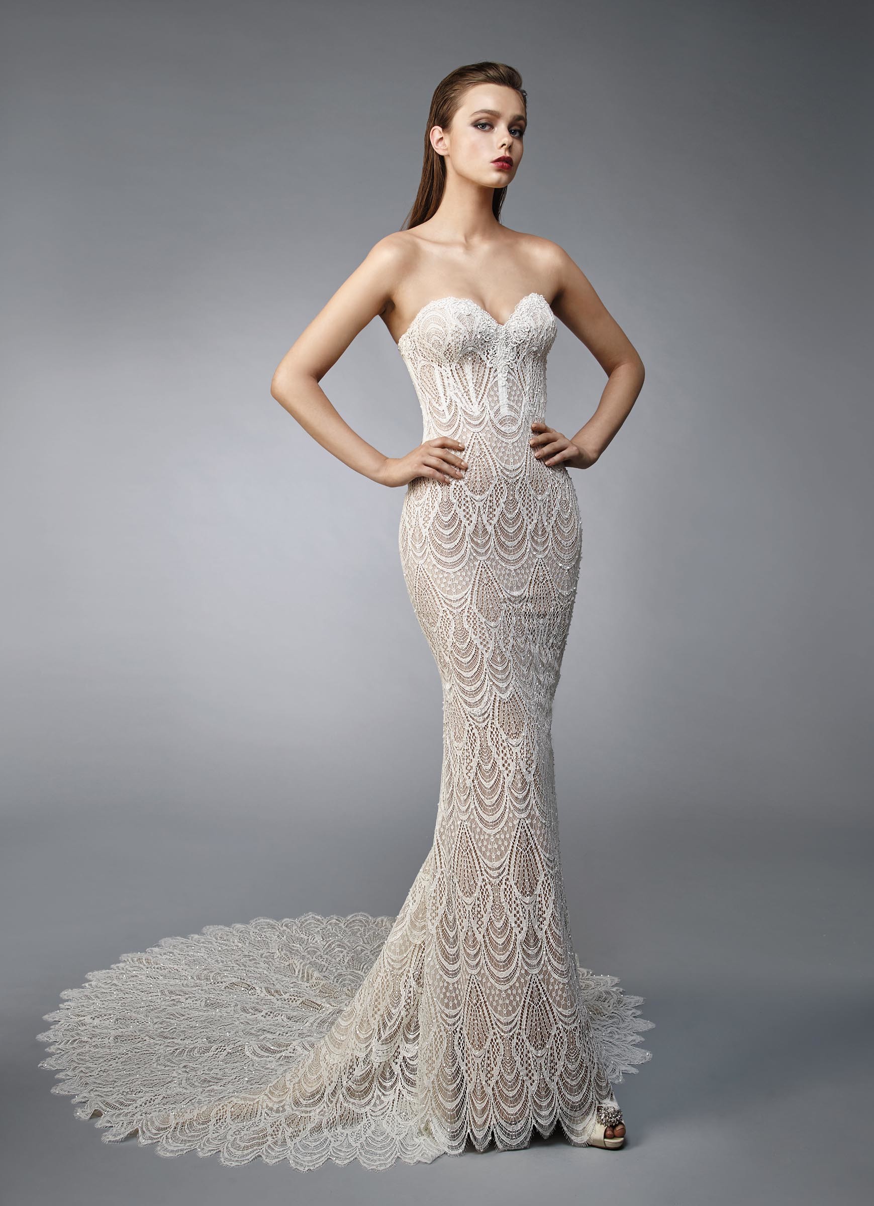 Trägerloses, rosafarbenes Brautkleid im Fit-and-Flare-Schnitt mit cremefarbener Spitze, Ausschnitt in Herzform und Schleppe von Enzoani, Modell Neville