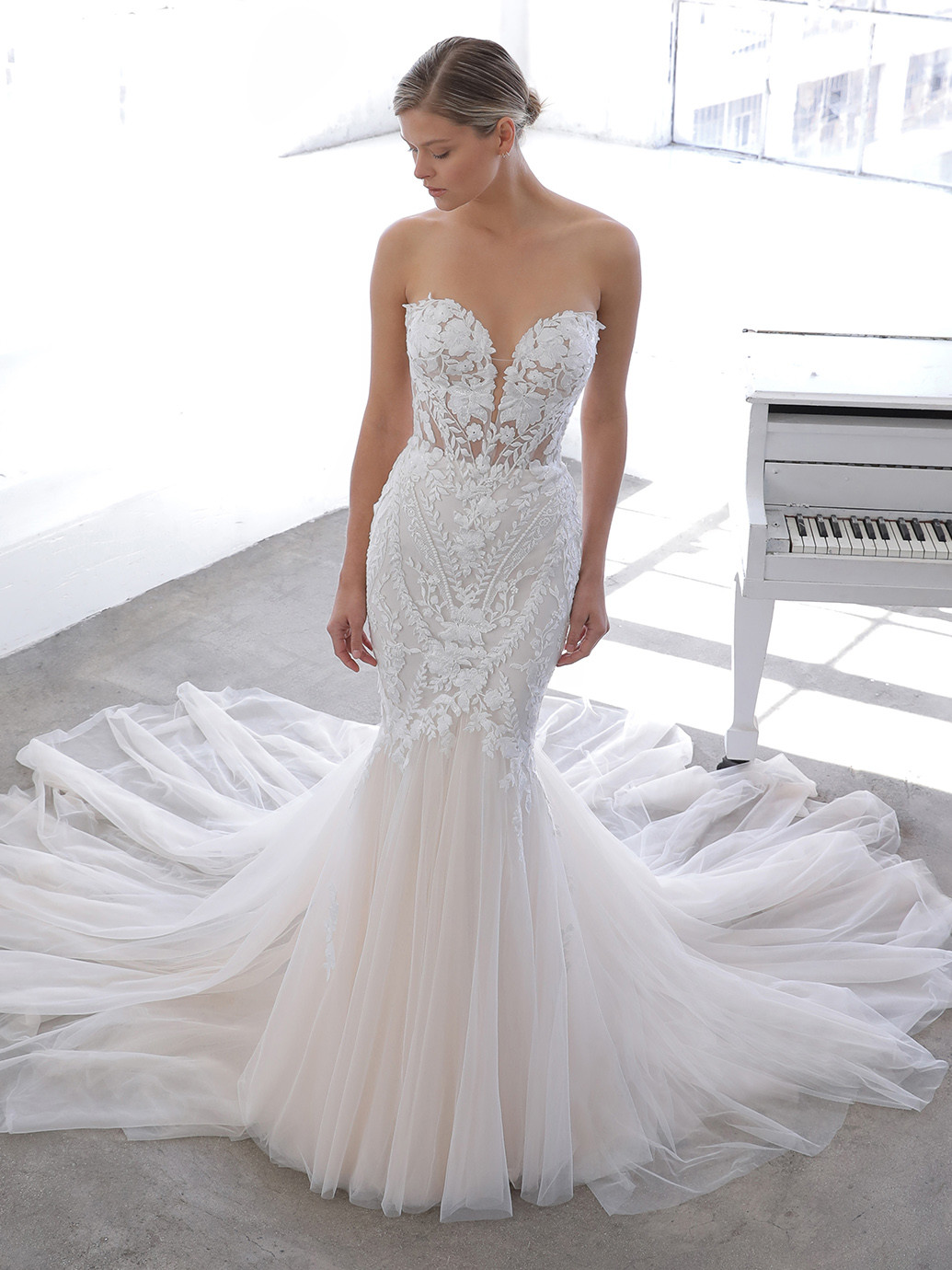 Schulterfreies Brautkleid mit Tüllrock, transparentem Top und Sweetheart-Ausschnitt von Blue by Enzoani, Modell Nevaeh