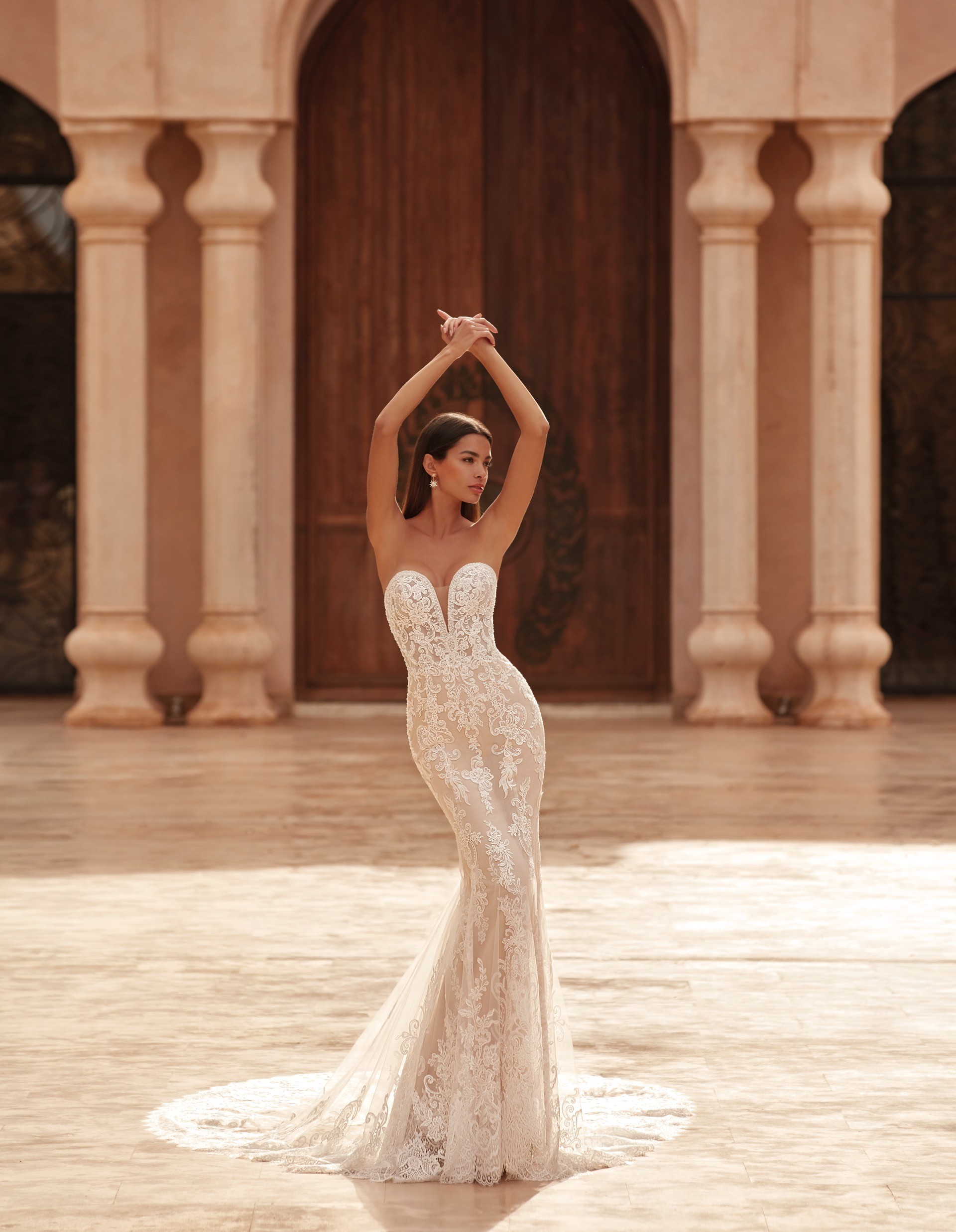 Trägerloses Fit-and-Flare-Hochzeitskleid in Rosé mit Sweetheart-Ausschnitt von Demetrios, Modell 1083