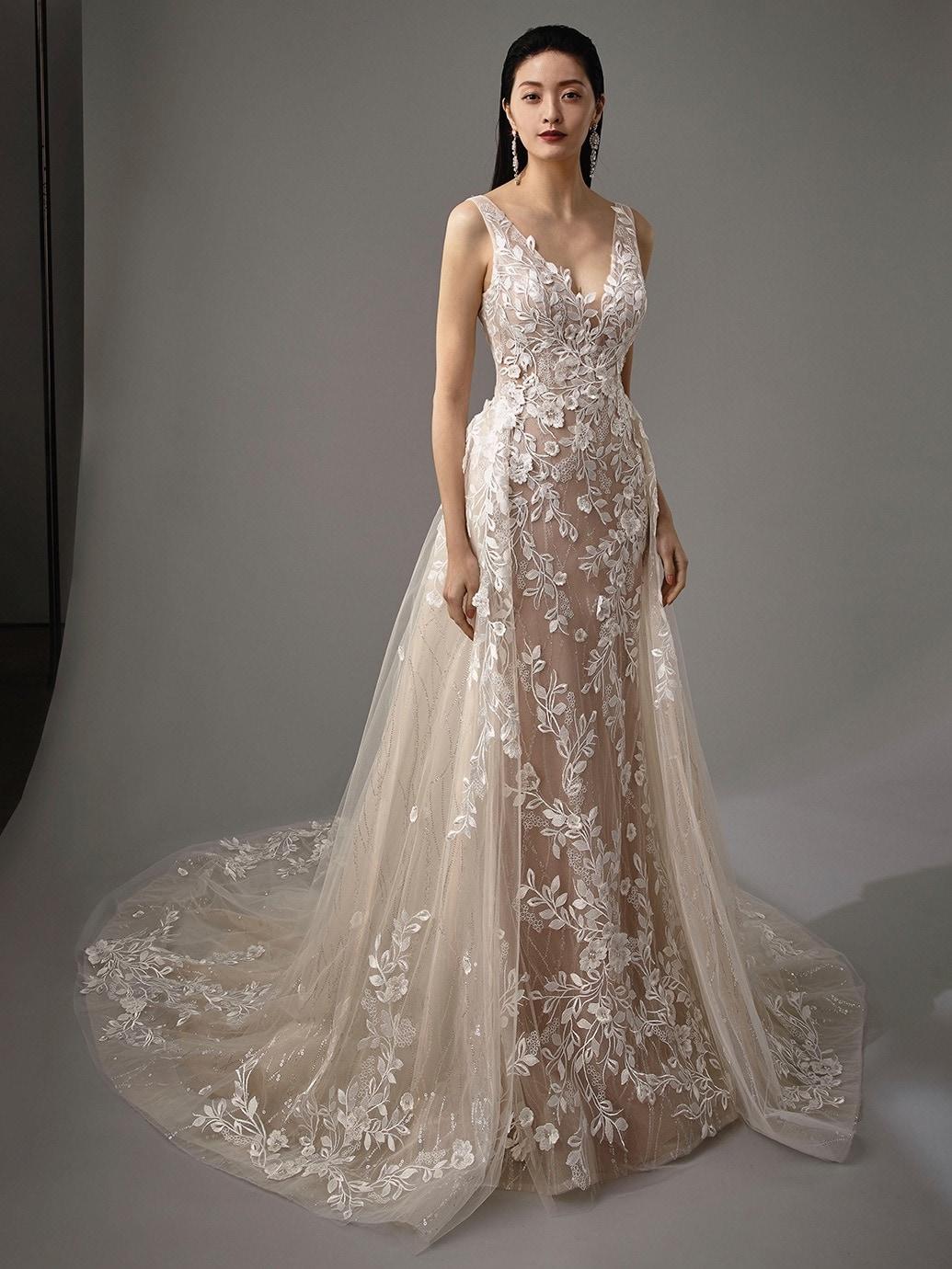 Fit-and-Flare-Brautkleid in Rosé mit 3D-Spitze, Plunge-Ausschnitt, teifem Rücken und abnehmbarer Schleppe von Blue by Enzoani, Modell Mai