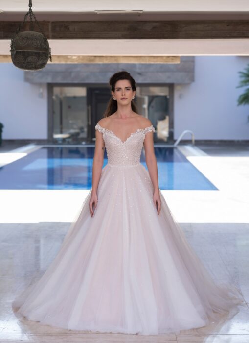 Roséfarbenes Brautkleid im Prinzessschnitt mit Illusion-Carmen-Ausschnitt von Emine Yildirim, Modell 8028