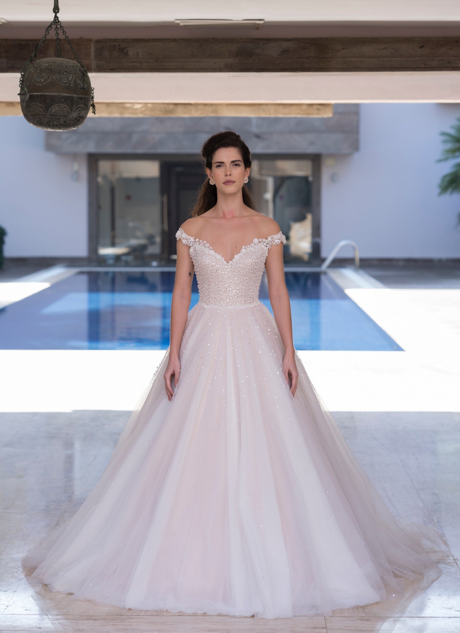 Roséfarbenes Brautkleid im Prinzessschnitt mit Illusion-Carmen-Ausschnitt von Emine Yildirim, Modell 8028
