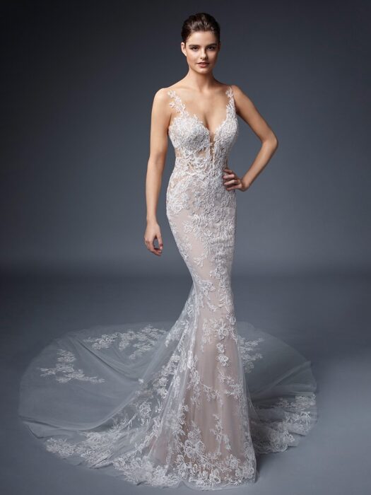 Hochzeitskleid in Rosé im Fit-and-Flare-Schnitt mit Kontrastspitze, Tattoo-Effekt und Schleppe von Elysée, Modell Airelles