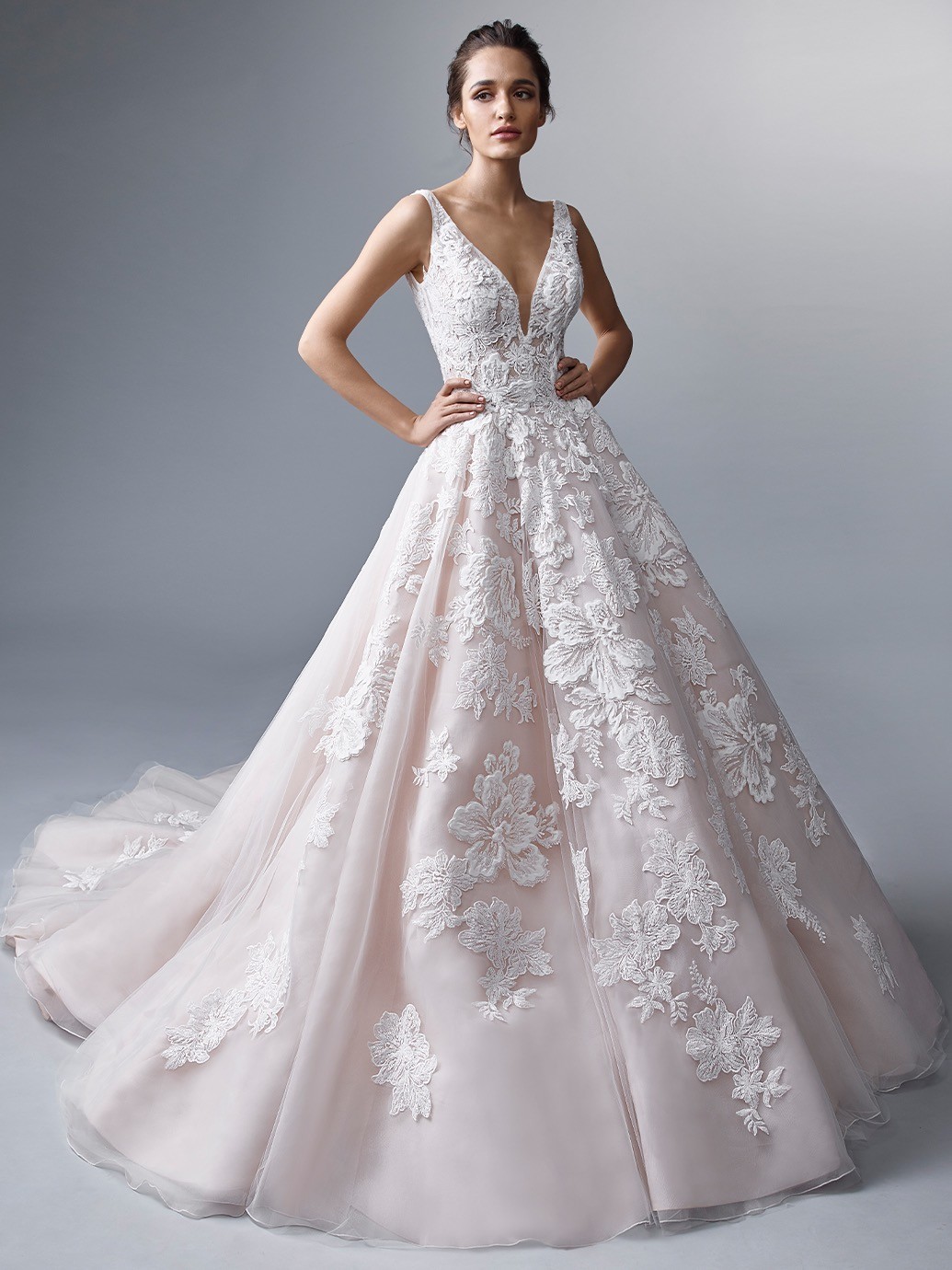 Roséfarbenes Prinzessbrautkleid mit 3D-Spitze, Plunge-Ausschnitt und Schleppe von Elysée Atelier, Modell Vigee