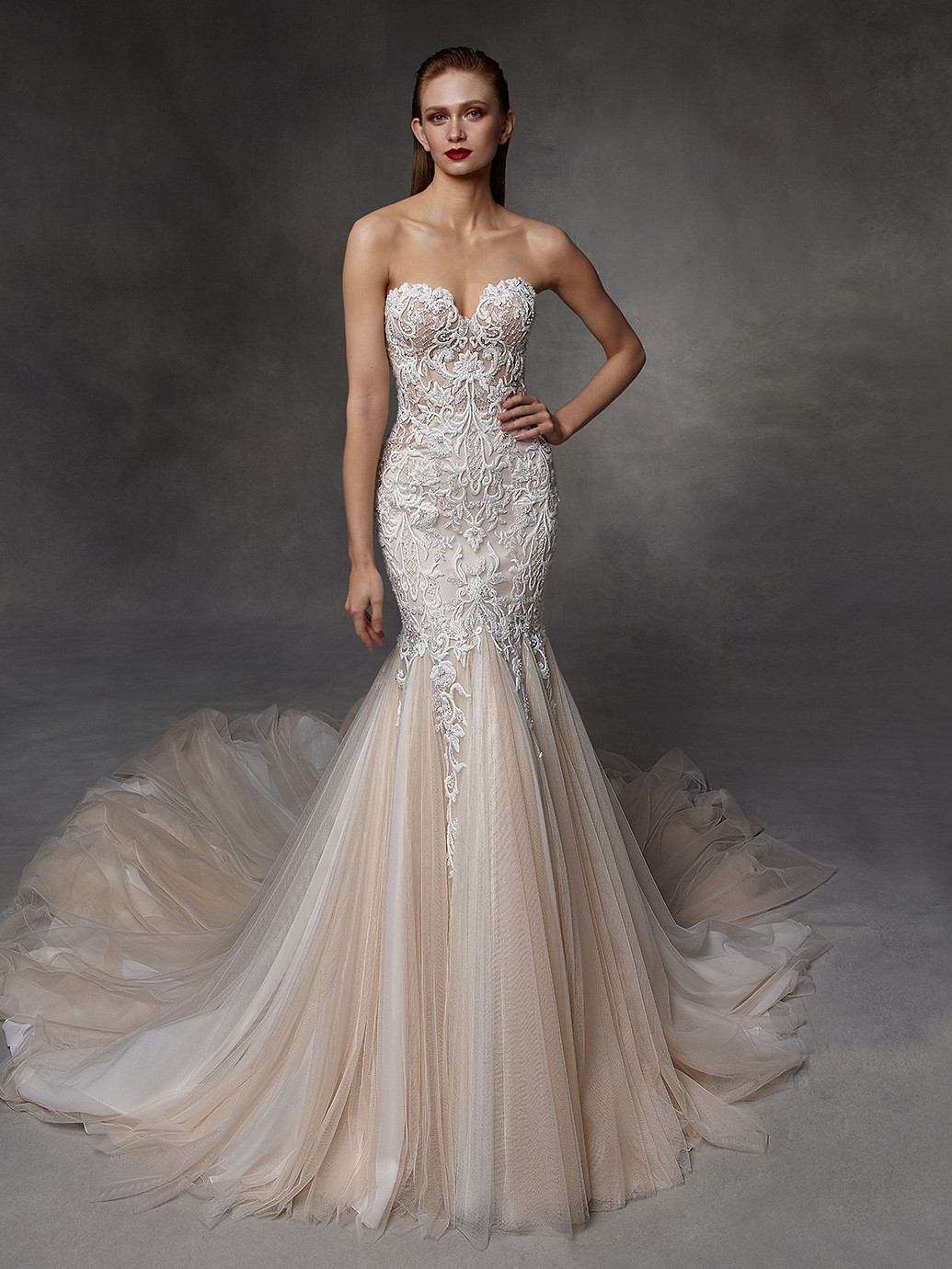 Roséfarbenes Fit-and-Flare-Hochzeitskleid mit weißer Kontrastspitze von Badgley Mischka, Modell Delilah