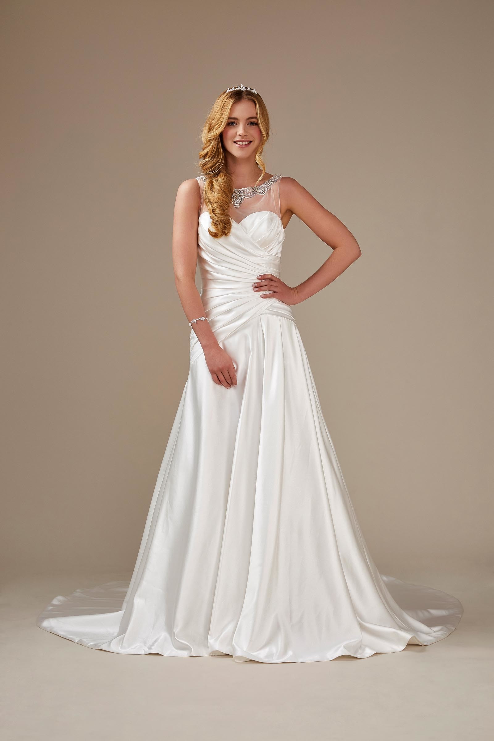 Brautkleid mit Strass und Drapierung aus Satin von Weise, Modell 336052