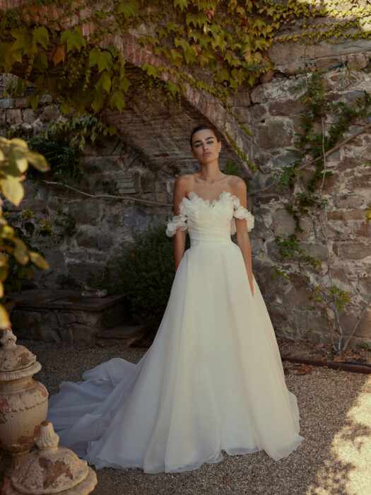 Schulterfreies Brautkleid im Prinzess-Schnitt mit Sweetheart-Ausschnitt, Offshoulder-Trägern, 3D-Blüten und Schleppe von Modeca, Modell Dempsey