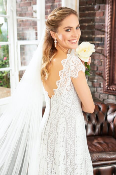 Hochgeschlossenes A-Linien-Brautkleid aus Spitze mit Cap-Ärmeln von Weise Be True, Modell 337312