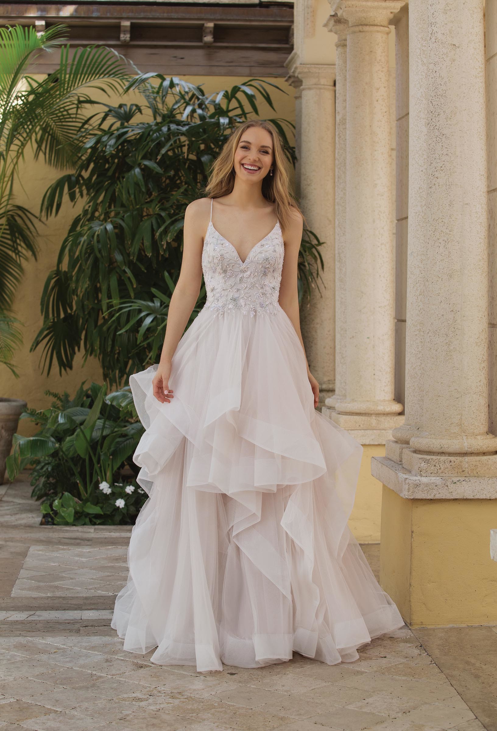 Prinzessinnen-Brautkleid mit Spaghettiträger und Volants von Sincerity, Modell 44104