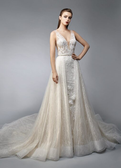 Wandelbares Brautkleid im Fit-and-Flare-Schnitt mit Spitze, Blütenapplikationen, transparentem Top, tiefem V-Ausschnitt, Schleppe und abnehmbarem Prinzessrock von Enzoani, Modell Nurit