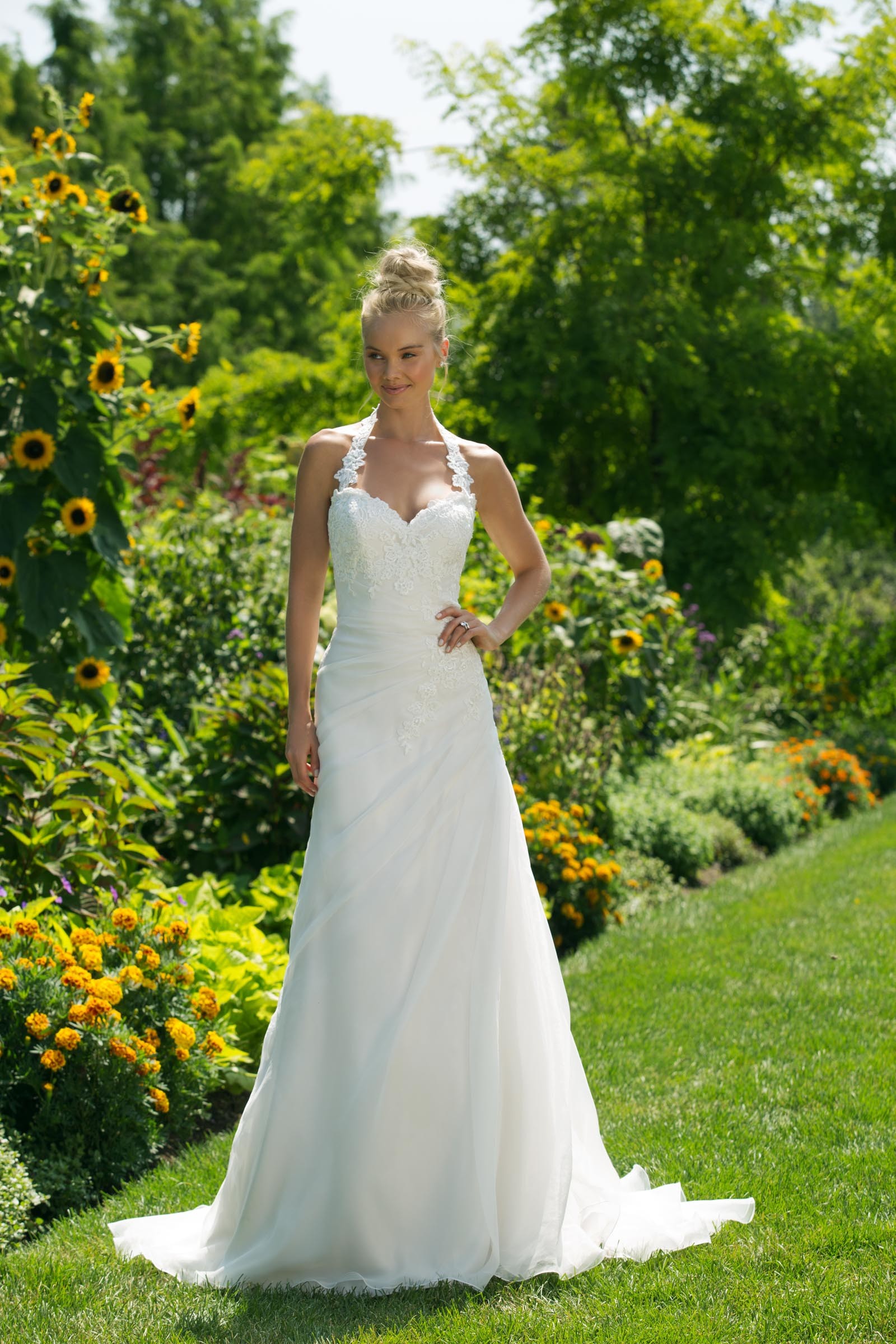Brautkleid in A-Linie mit Spitze und Neckholder-Ausschnitt in Herzform von Sweetheart, Modell 11040