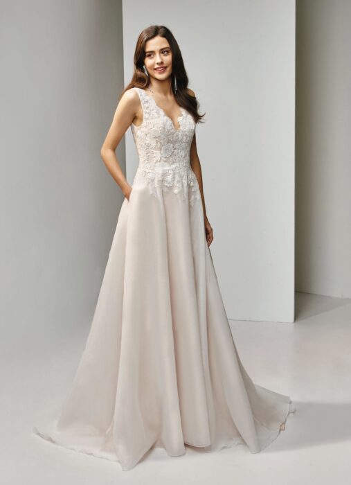 Brautkleid in A-Linie mit Spitze und V-Ausschnitt von Beautiful Bridal, Modell BT19-22