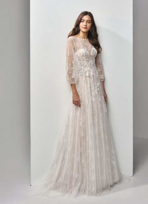 Hochgeschlossenes Brautkleid mit Ärmeln aus Spitze von Beautiful Bridal, Modell BT19-18