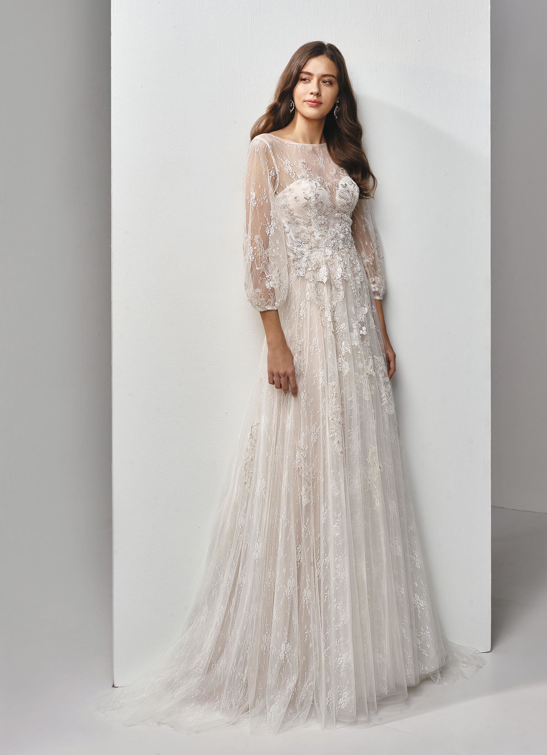Hochgeschlossenes Brautkleid mit Ärmeln aus Spitze von Beautiful Bridal, Modell BT19-18