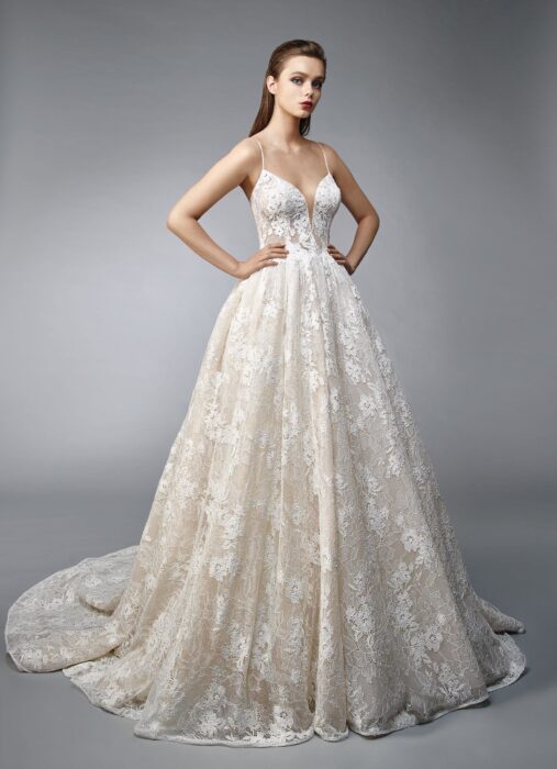 Brautkleid in Blush im Prinzessschnitt mit cremefarbener Spitze, tiefem Ausschnitt in Herzform, Spaghettiträgern und Schleppe von Enzoani, Modell Nalee