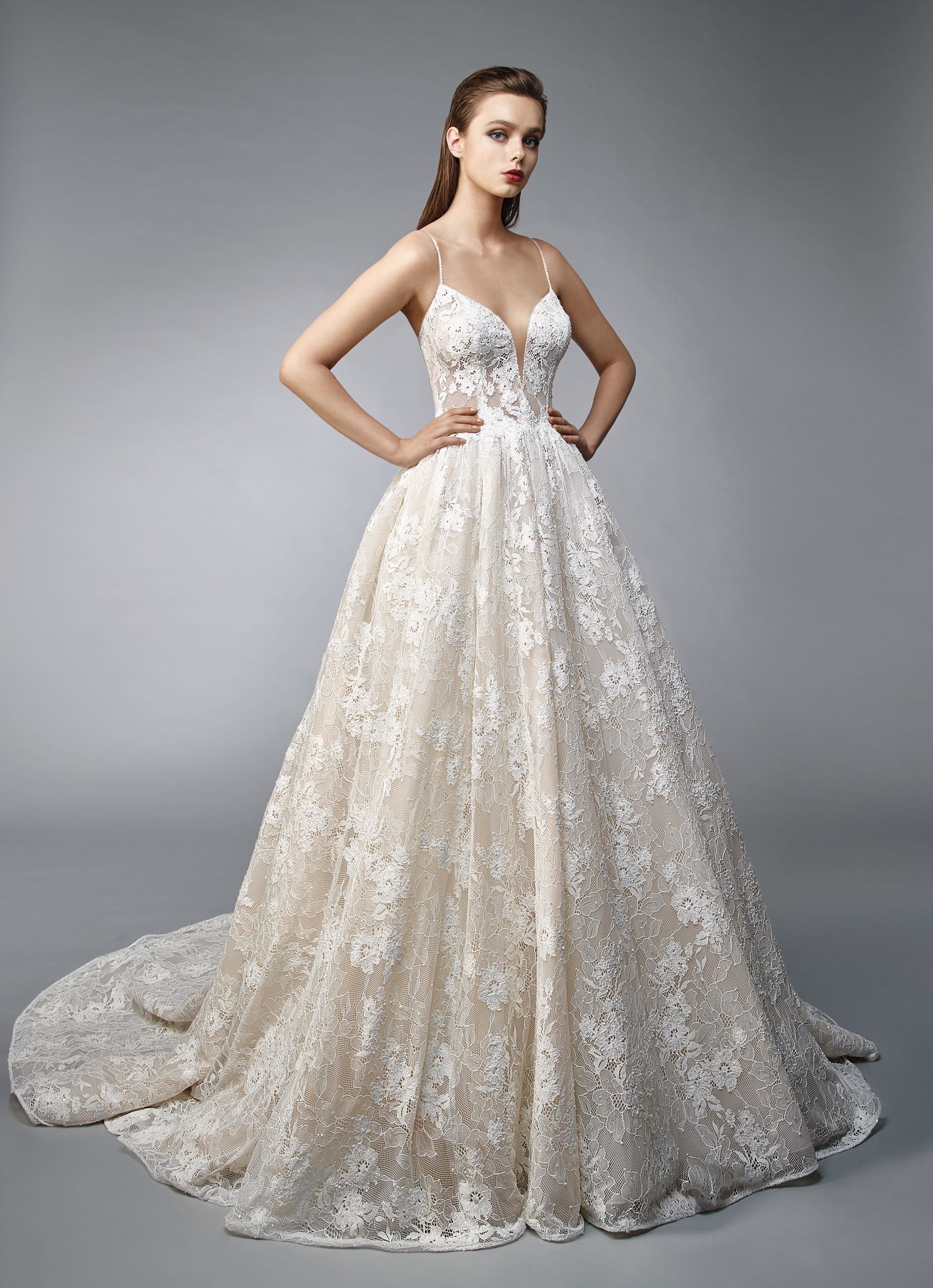 Brautkleid in Blush im Prinzessschnitt mit cremefarbener Spitze, tiefem Ausschnitt in Herzform, Spaghettiträgern und Schleppe von Enzoani, Modell Nalee