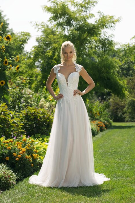 Brautkleid mit Spitze und tiefem Ausschnitt in Herzform von Sweetheart, Modell 11020