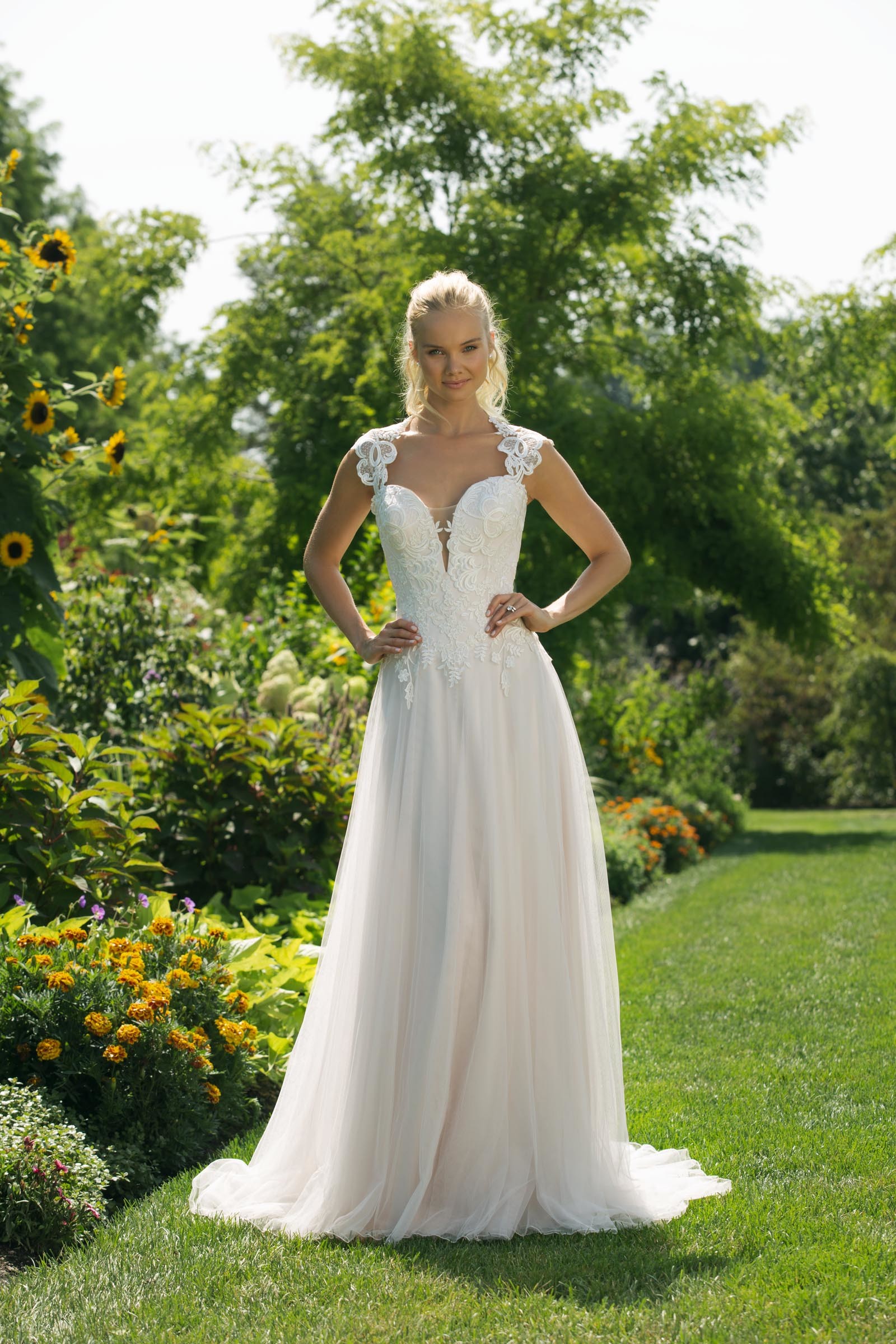 Brautkleid mit Spitze und tiefem Ausschnitt in Herzform von Sweetheart, Modell 11020