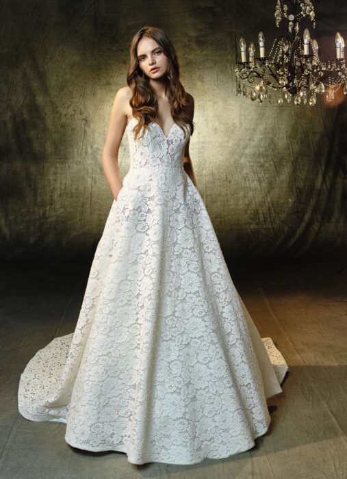 Schulterfreies Brautkleid mit Spitze, Herzausschnitt und Prinzessschnitt von Blue by Enzoani, Modell Loxley