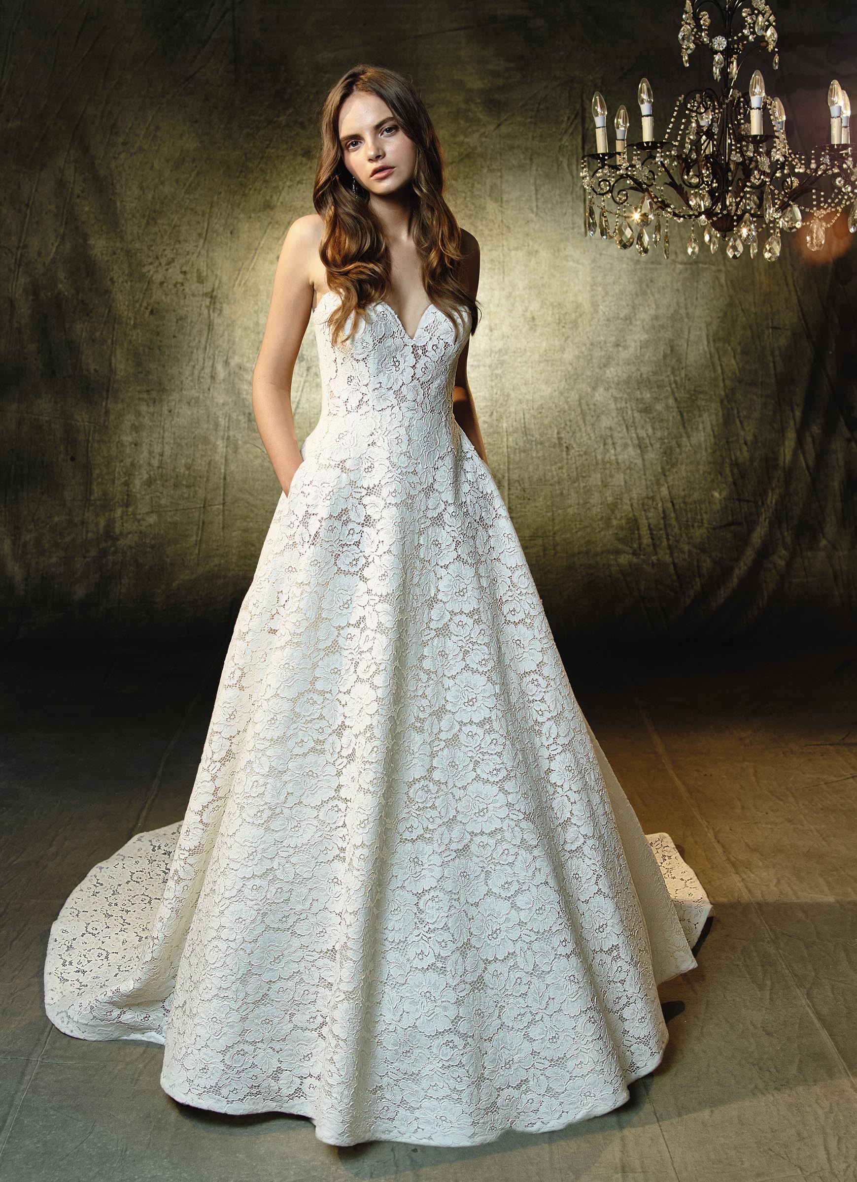 Schulterfreies Brautkleid mit Spitze, Herzausschnitt und Prinzessschnitt von Blue by Enzoani, Modell Loxley