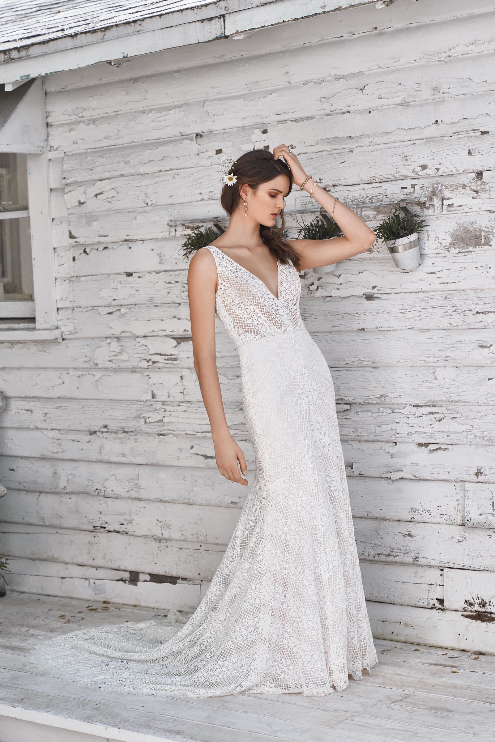 Fit and Flare-Brautkleid aus Spitze mit V-Ausschnitt im Boho-Stil von Lillian West, Modell 66049