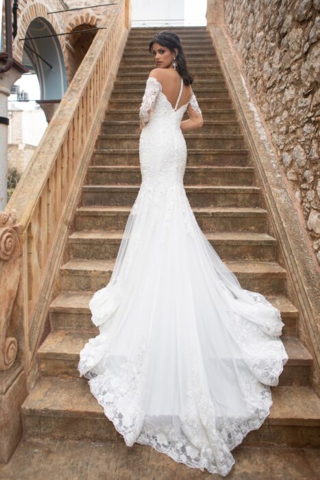 Schulterfreies Hochzeitskleid aus Spitze mit transparenten Ärmeln von Emine Yildirim, Modell 2003