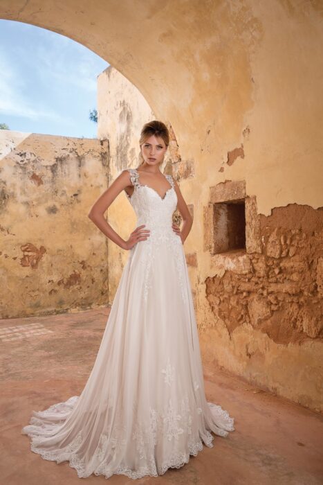 Brautkleid mit Herzausschnitt und Tattoo-Spitze am Rücken von Justin Alexander, Modell 88058