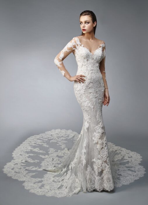 Brautkleid im Fit-and-Flare-Schnitt mit Spitze, Tattoo-Effekt, Ausschnitt in Herzform und Schleppe von Enzoani, Modell Nicolette