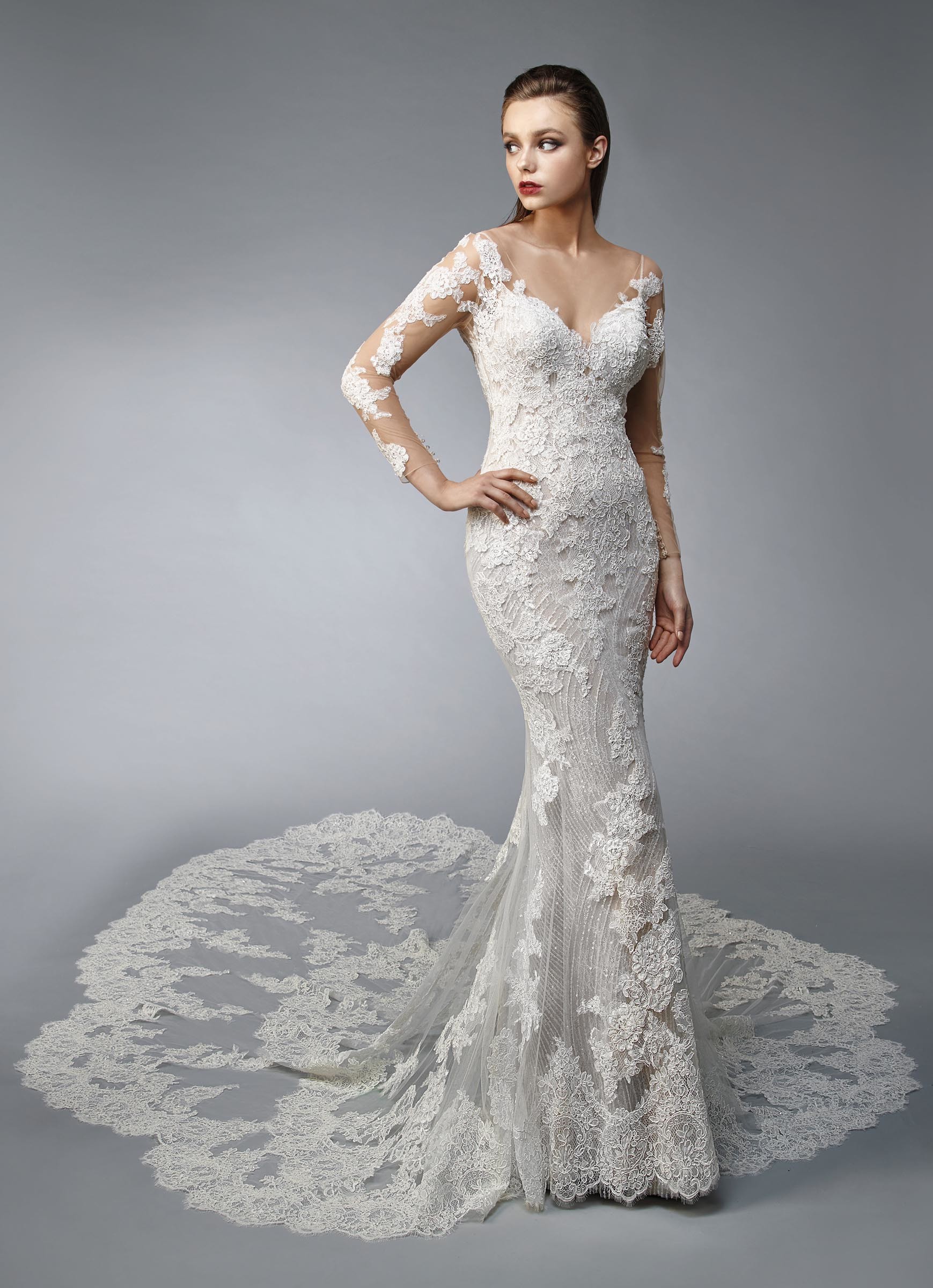 Brautkleid im Fit-and-Flare-Schnitt mit Spitze, Tattoo-Effekt, Ausschnitt in Herzform und Schleppe von Enzoani, Modell Nicolette
