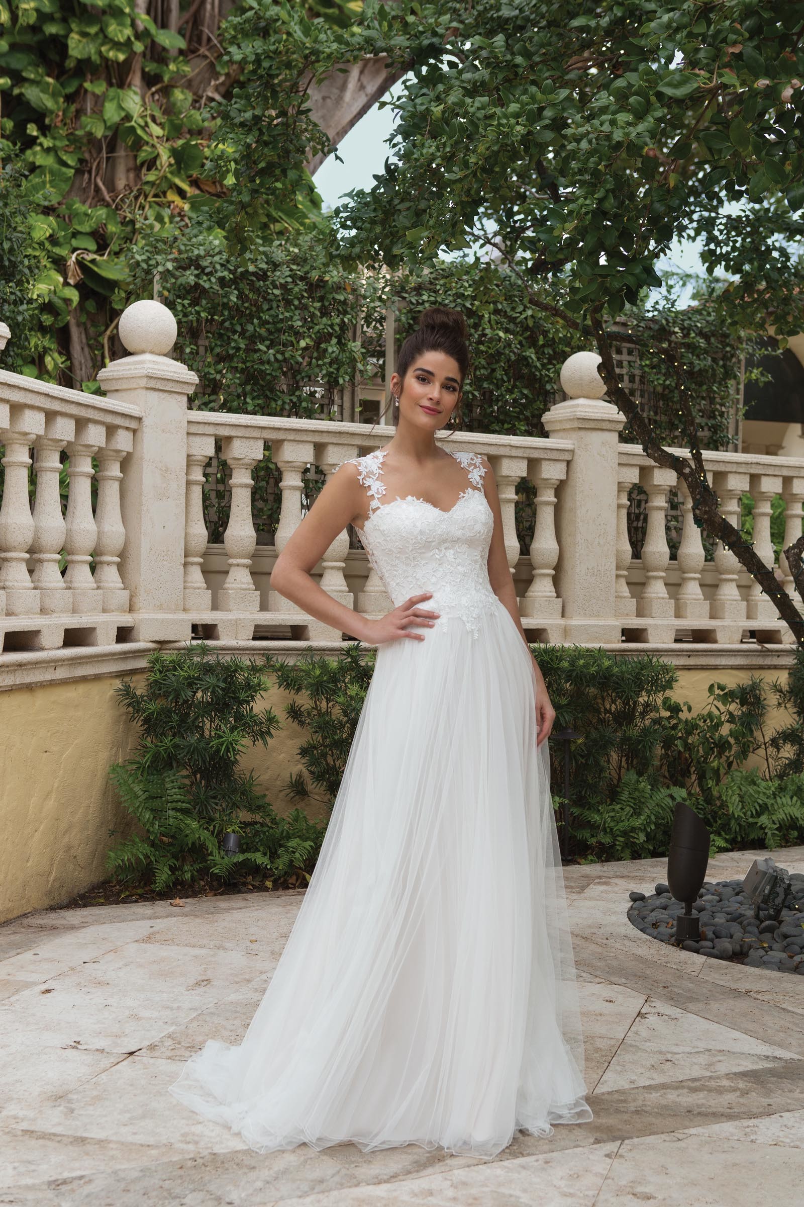 Brautkleid mit Herzausschnitt und Tüllrock von Sincerity, Modell 44094