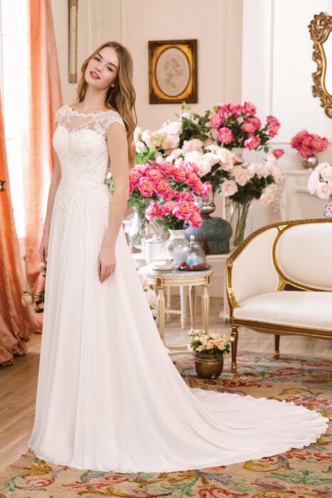 Brautkleid mit Spitze, Illusion-Ausschnitt, Rücken-Cut-out und Schleppe von Sweetheart, Modell 6116