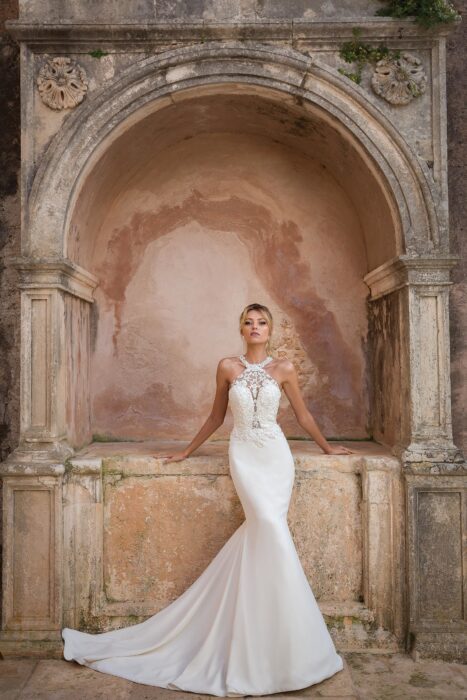 Fit and Flare-Brautkleid mit Spitze, Neckholder und Schleppe von Justin Alexander, Modell 88043