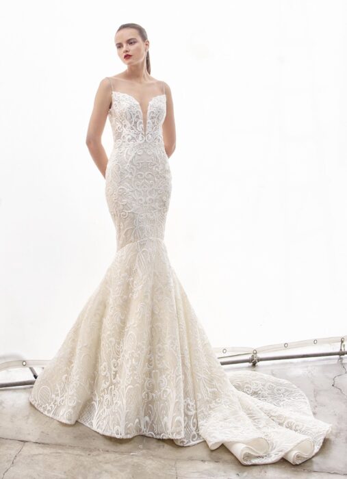 Brautkleid im Fit-and-Flare-Schnitt mit Spitze, tiefem Ausschnitt und Spaghettiträgern von Enzoani, Modell Natalia