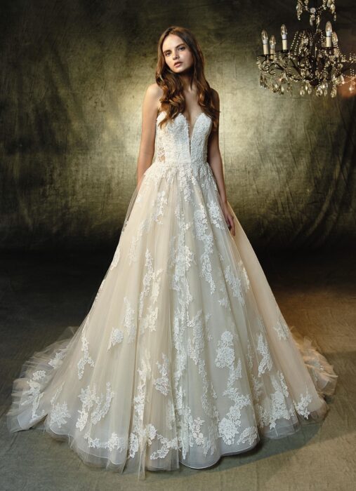 Brautkleid mit Prinzessschnitt, tiefem Herzausschnitt und Cut-outs von Blue by Enzoani, Modell Landry
