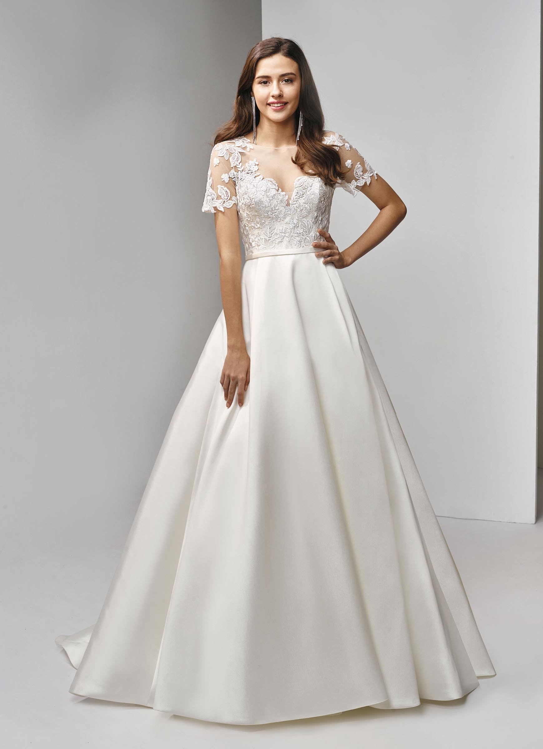 Brautkleid mit Satinrock und Ärmeln im Prinzessschnitt von Beautiful Bridal, Modell BT19-15