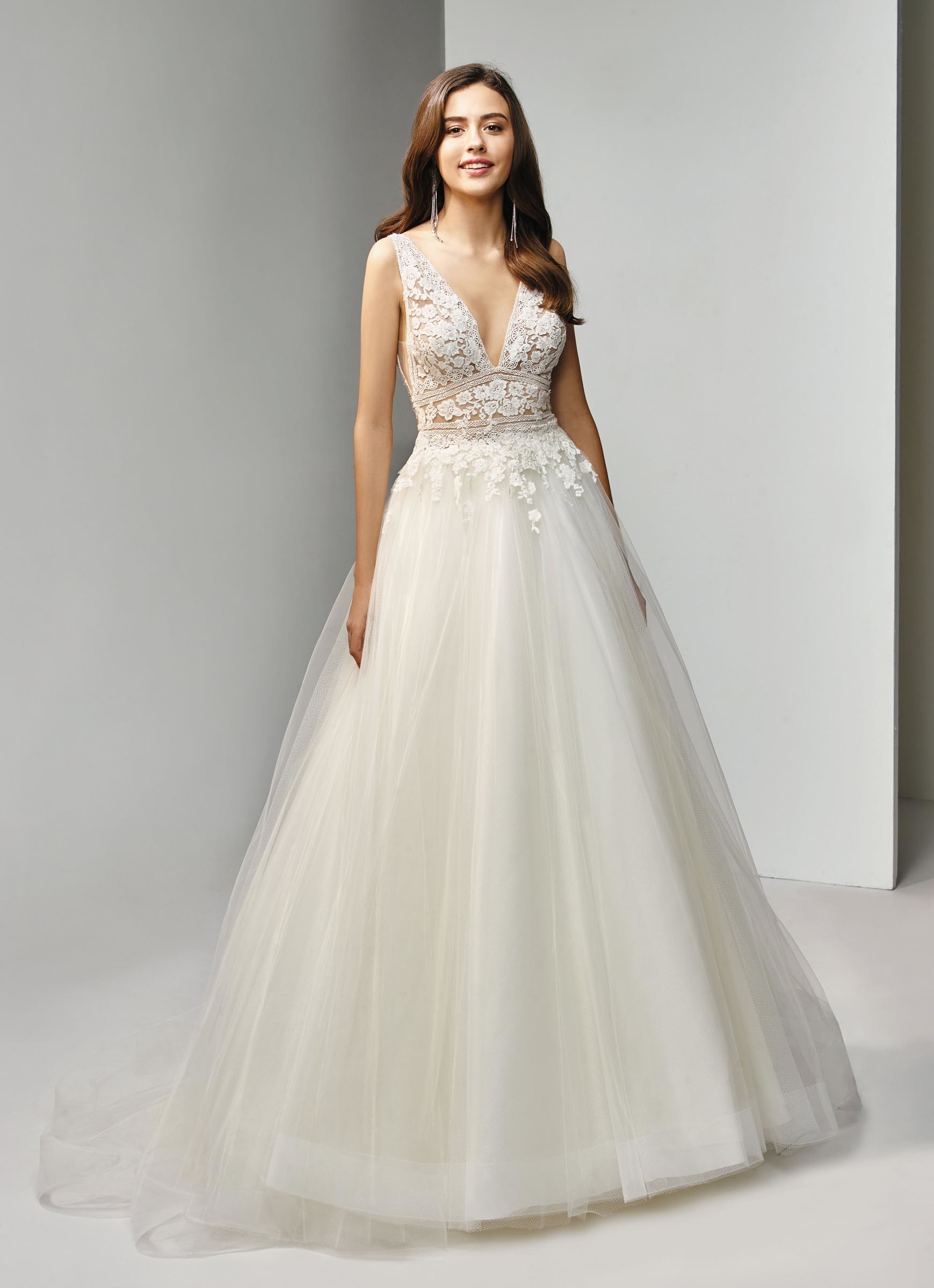Brautkleid mit Spitze, Prinzessschnitt und V-Ausschnitt von Beautiful Bridal, Modell BT19-26
