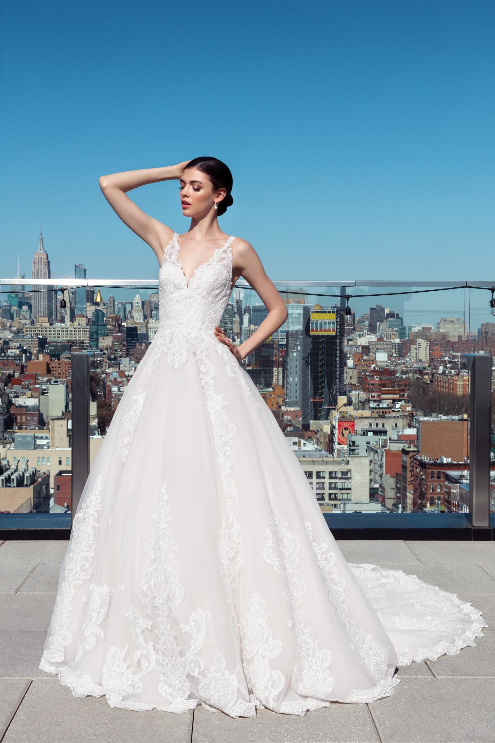 Brautkleid im Prinzessschnitt mit Spitze und V-Ausschnitt von Justin Alexander Signature, Modell 99025