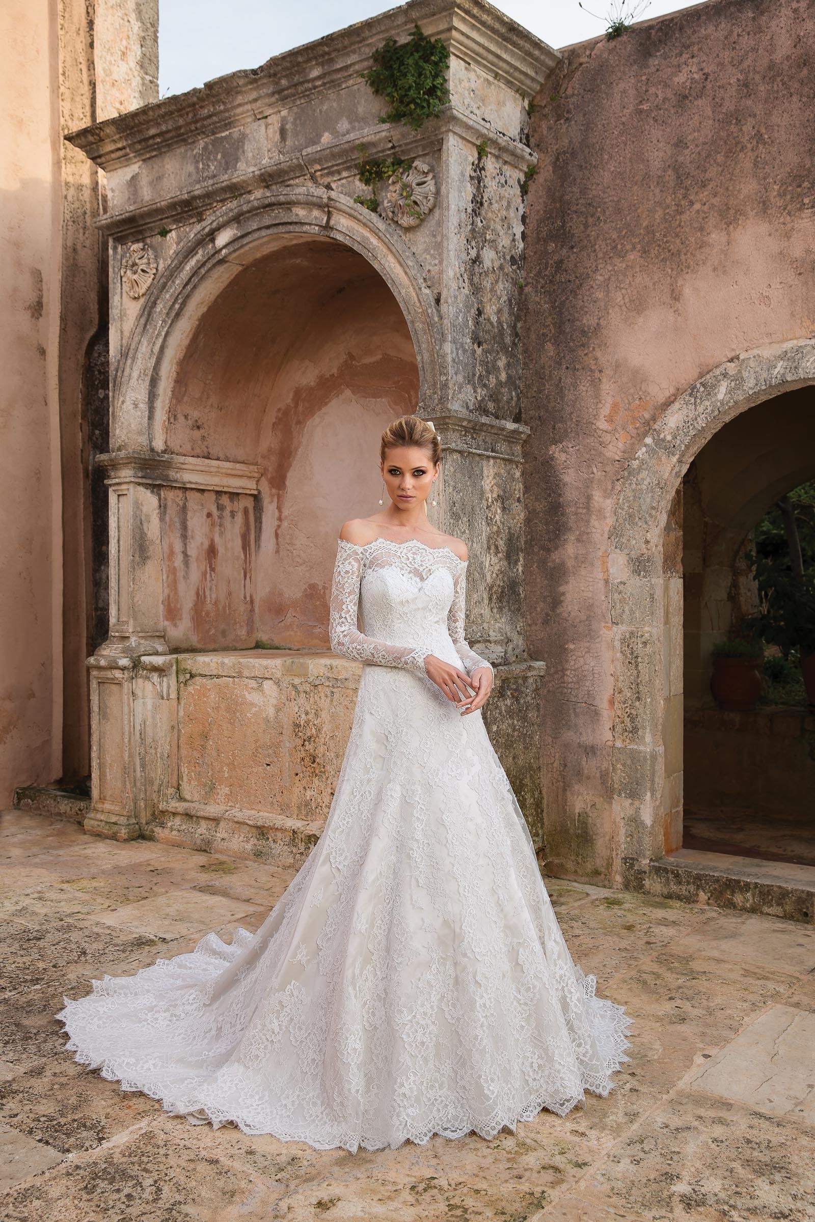 Brautkleid mit Spitze, Langarm und Carmen-Ausschnitt von Justin Alexander, Modell 88055
