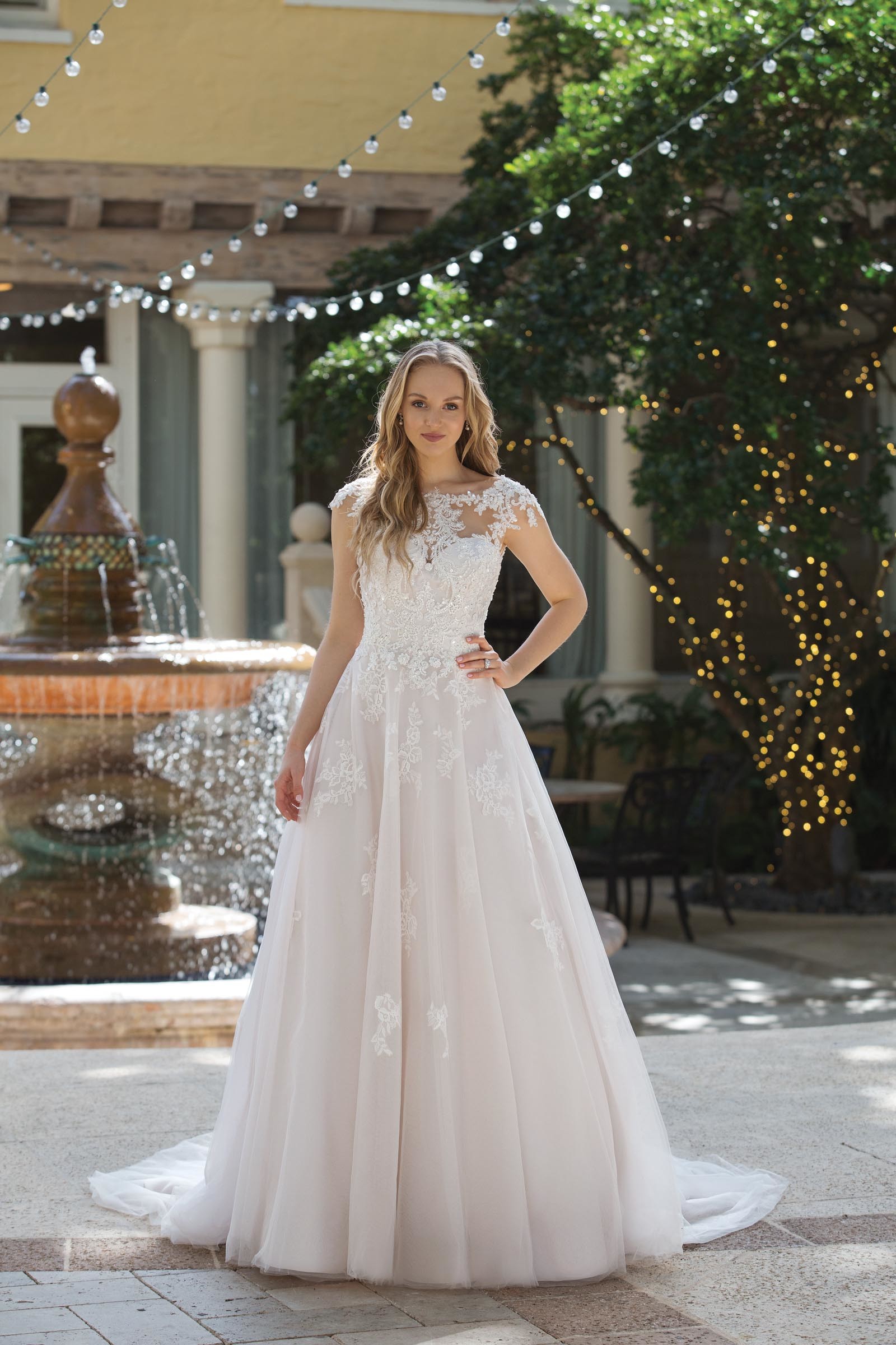 Rosafarbenes Brautkleid mit Spitze und Ärmeln im Prinzessinnen-Stil von Sincerity, Modell 44101