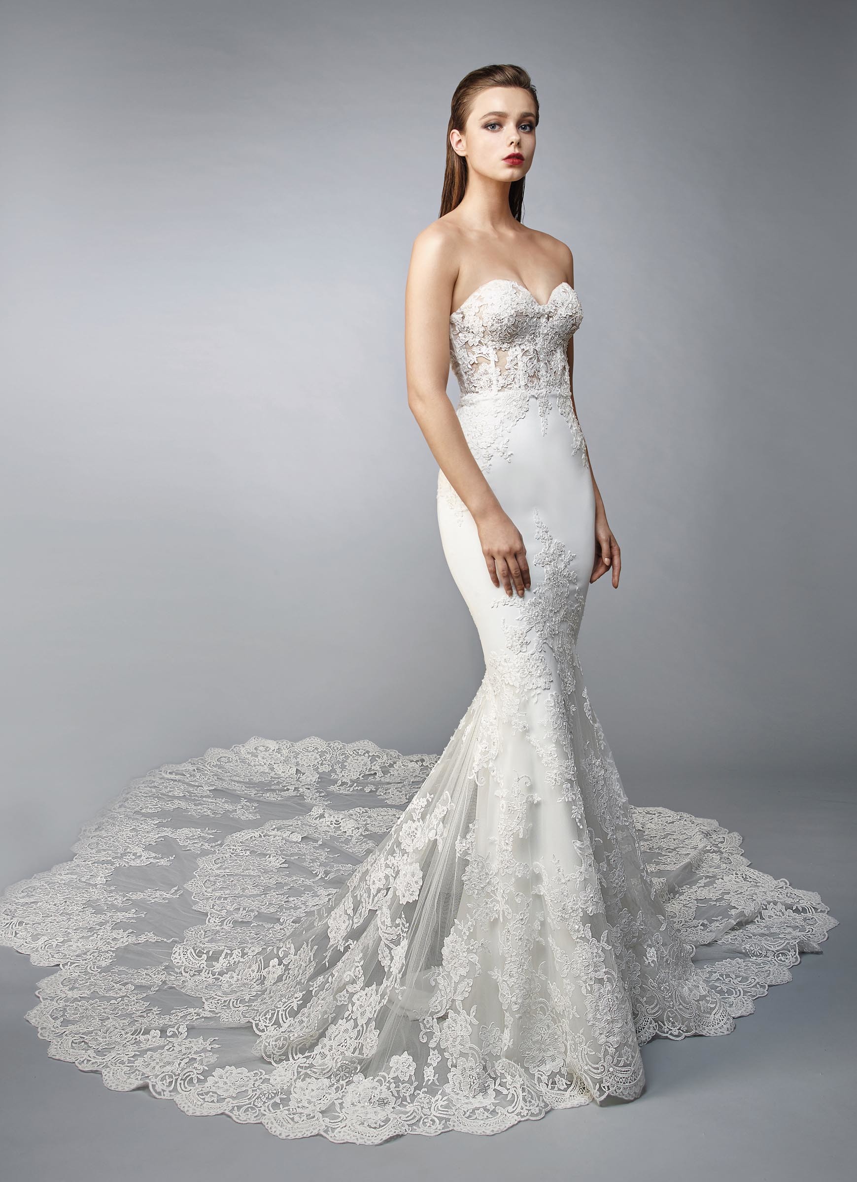 Trägerloses Brautkleid im Fit-and-Flare-Schnitt mit Spitze, transparenter Korsage, Sweetheart-Ausschnitt und Schleppe von Enzoani, Modell Nami